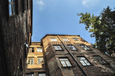 Eski bina harabesi, hasarlı tuğla duvar terk edilmiş