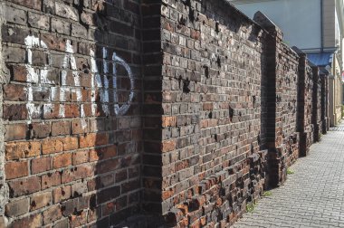 Tuğla çit eski bina harabe, hasarlı tuğla duvar terk edilmiş.