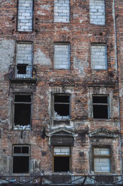 Eski bina harabesi, hasarlı tuğla duvar terk edilmiş