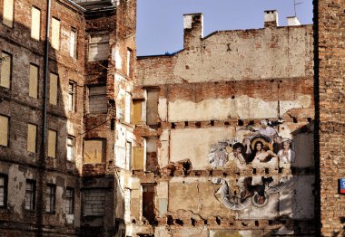 Eski bina harabesi, hasarlı tuğla duvar terk edilmiş