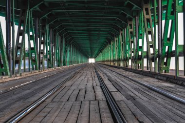 Varşova Polonya 'da yeşil demir kiriş ve ahşap nehir üzerindeki tren köprüsü