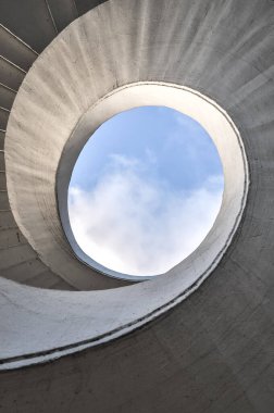 Aşağıdan sarmal beton merdivenler ve Varşova Polonya 'da sanatsal mimarinin gölgeleri