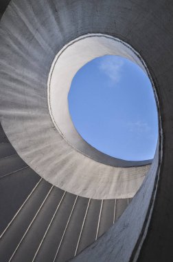 Aşağıdan sarmal beton merdivenler ve Varşova Polonya 'da sanatsal mimarinin gölgeleri