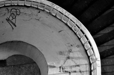 Aşağıdan sarmal beton merdivenler ve Varşova Polonya 'da sanatsal mimarinin gölgeleri