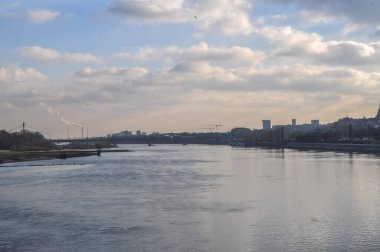 Polonya nehri kıyısındaki Varşova şehri panoraması.