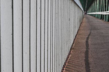 Varşova 'da nehrin üzerindeki yeşil köprü.