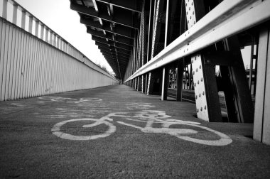 Köprüde bisiklet yolu yeşil demirden patika