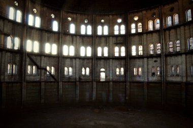 Terk edilmiş bir binanın içi. Dairesel bina. Esrarengiz eski gaz işleri.