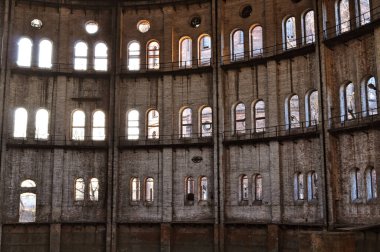 Terk edilmiş bir binanın içi. Dairesel bina. Esrarengiz eski gaz işleri.