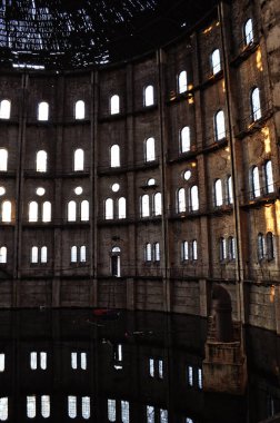 Terk edilmiş bir binanın içi. Dairesel bina. Esrarengiz eski gaz işleri.