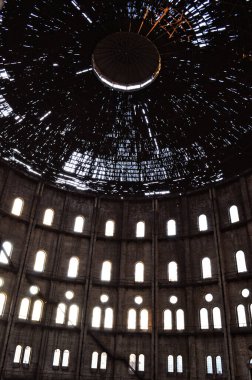 Terk edilmiş bir binanın içi. Dairesel bina. Esrarengiz eski gaz işleri.