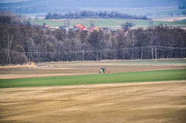 Tarladaki traktör yeşil çayır tarlasında kırsal alanda güzel manzara sakin