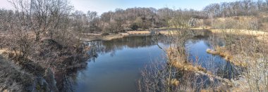 Eski terk edilmiş taş ocağı bazalt madeni Polonya 'daki Strzegom panoramasıyla dolup taşıyor.