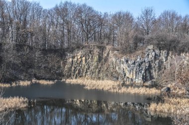 Eski terk edilmiş taş ocağı bazalt madeni Polonya 'da Strzegom suyla doldu.