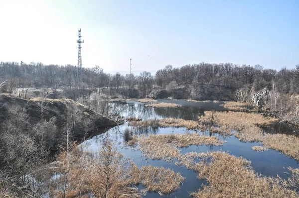 古い放棄された石の採石場玄武岩鉱山ポーランドの水Strzegomが殺到しました — ストック写真