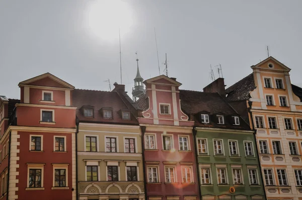 波兰弗罗茨拉夫市一排五颜六色的公寓房 — 图库照片