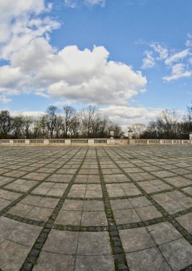 Kaldırımlardaki kiremitler beton kareli dekoratif süslemeli klasik balustrade kare