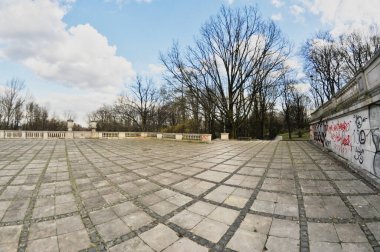 Kaldırımlardaki kiremitler beton kareli dekoratif süslemeli klasik balustrade kare