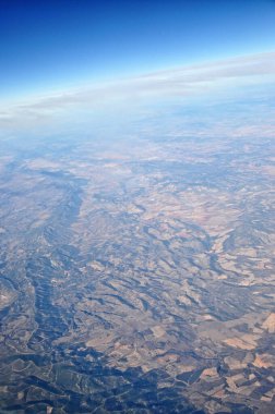 Avrupa manzarası bulutların üstündeki uçak penceresinden görülüyor