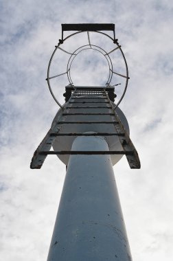 Merdiveni olan bir pist ışığının simetrik görüntüsü.;