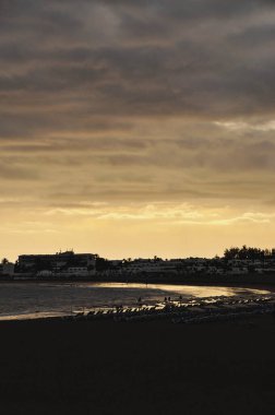 Lanzarote sahilinde bulutlu bir gün batımı.