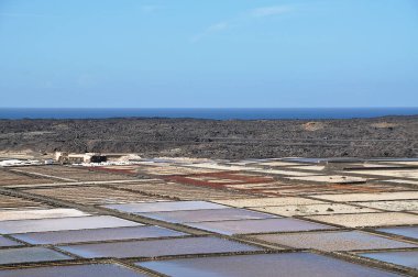 Salinas de Janubio 'nun renkli tuz kapları;