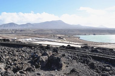 Salinas de Janubio 'nun renkli tuz kapları;