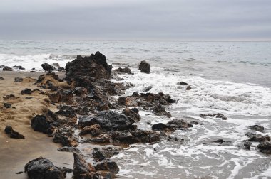 Lanzarote 'deki volkanik siyah kumsal ve kayalar;