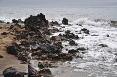 Lanzarote 'deki volkanik siyah kumsal ve kayalar;