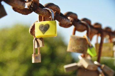 Lanzarote 'deki paslı zincirde renkli aşk kilitleri