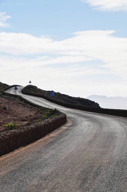 Lanzarote 'de bir uçurumda asfalt yol