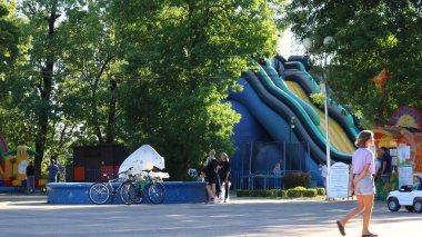 Maykop, Adygea Cumhuriyeti / Rusya - 30 Eylül 2020: insanlar bir şehir eğlence ve eğlence parkında yürüyor, aile eğlencesi için bir kentsel alan