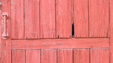 Köy tarzının karakteristik unsurlarının yapısı ve dokusunun detaylarına vurgu olarak antika saplı eski bir kapının çerçevesi, eski ahşabın göze çarpmayan tasarımı