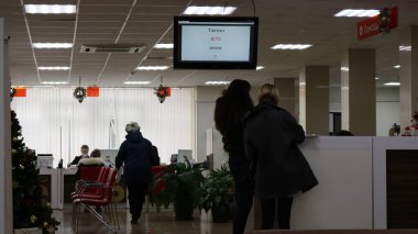 Maikop, Adygea / Rusya, 20 Aralık 2020: İnsanlar çok işlevli Evraklarım Merkezi 'nin lobisinde hizmet ve istişareler alıyorlar.