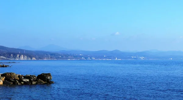 Baía Azul Com Uma Costa Pedra Quebra Mares Paralelepípedos Com — Fotografia de Stock