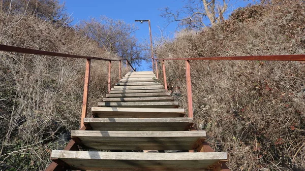 Holztreppe Mit Metallgeländer Die Von Unten Nach Oben Sichtbar Ist — Stockfoto