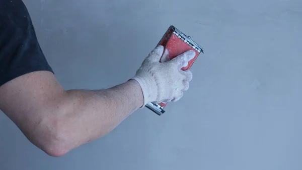 Handen Byggaren Handske Med Röd Emery Kropp Redo Att Börja — Stockfoto