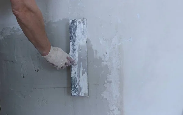 Nakładanie Kleistego Gipsu Elastycznego Powierzchnię Ściany Podczas Renowacji Pomieszczeń Dłoń — Zdjęcie stockowe