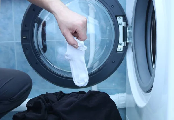 Mano Hombre Sostiene Calcetín Blanco Para Niños Con Círculos Atrapados — Foto de Stock