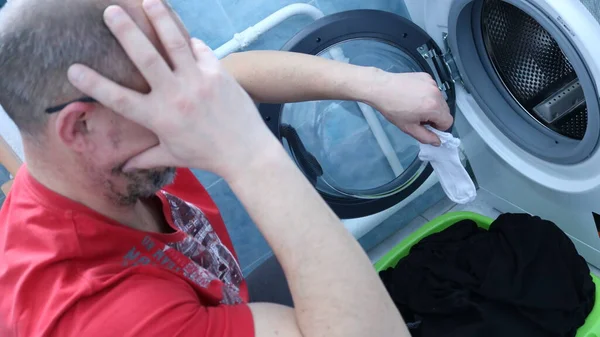 Homem Agarrando Cabeça Quando Ele Encontra Erro Lavagem Roupas Pânico — Fotografia de Stock