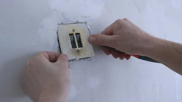 Remover Corpo Interruptor Antigo Com Dois Botões Por Mãos Masculinas — Fotografia de Stock