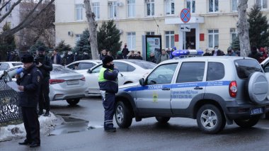 Krasnodar, Krasnodar Bölgesi, Rusya 23 Ocak 2021: Aleksey Navalny 'ye destek için düzenlenen koordinasyonsuz bir miting, polis memurlarının bir megafona okuduğu ve mitingi yasaklayan bir kararname