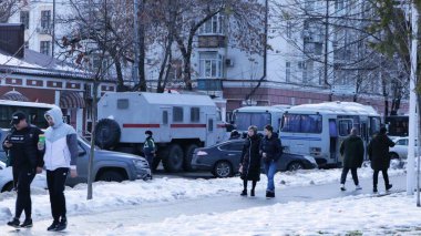 Krasnodar, Krasnodar Bölgesi, Rusya, 23 Ocak 2021: Aleksey Navalny 'nin destekçilerinin protesto eylemleri sırasında yayalarla birlikte bir kış caddesinde polis ve özel kuvvetler