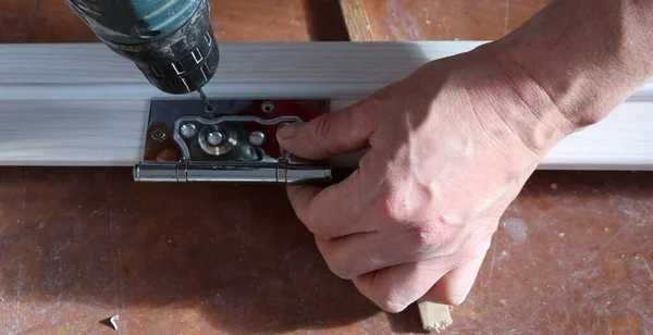 Mano Del Carpintero Sosteniendo Plancha Madera Ligera Mientras Atornilla Cierre — Foto de Stock