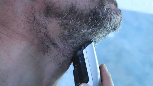 Close Man Gray Beard Shaving Electric Razor Stretching His Neck — Fotografia de Stock