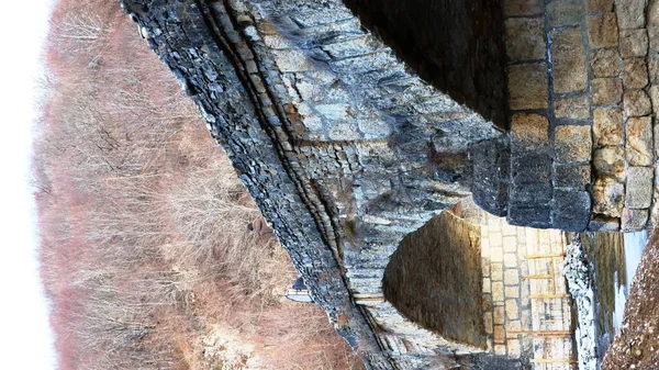 Серый Текстурированный Каменный Мост Старинный Исторический Памятник Архитектуры Стоящий Среди — стоковое фото