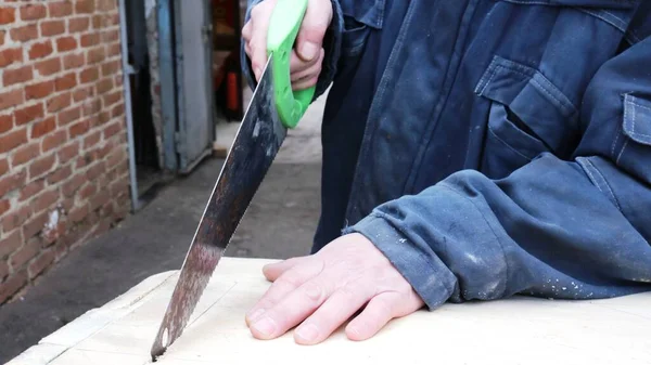 Mensen Warme Werkkleding Met Een Handzaag Met Een Groen Handvat — Stockfoto