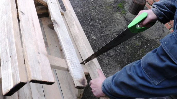 Holzbearbeitung Mit Der Metallhandsäge Absägen Eines Teils Des Brettes Beim — Stockfoto