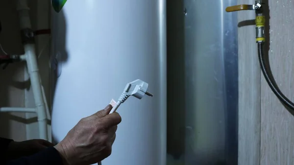 Mano Hombre Sosteniendo Cable Eléctrico Blanco Con Enchufe Contra Fondo — Foto de Stock