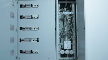 Apartman sakinleri tarafından elektrik tüketimi için daire tabanlı ölçüm cihazları ve ayrı bir kompartımandaki bağlantı kablolarının bağlantıları olan bir elektrik panelinin açık yapısı